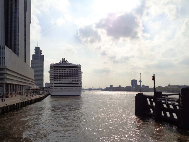 Cruiseschip ms MSC Splendida van MSC Cruises aan de Cruise Terminal Rotterdam